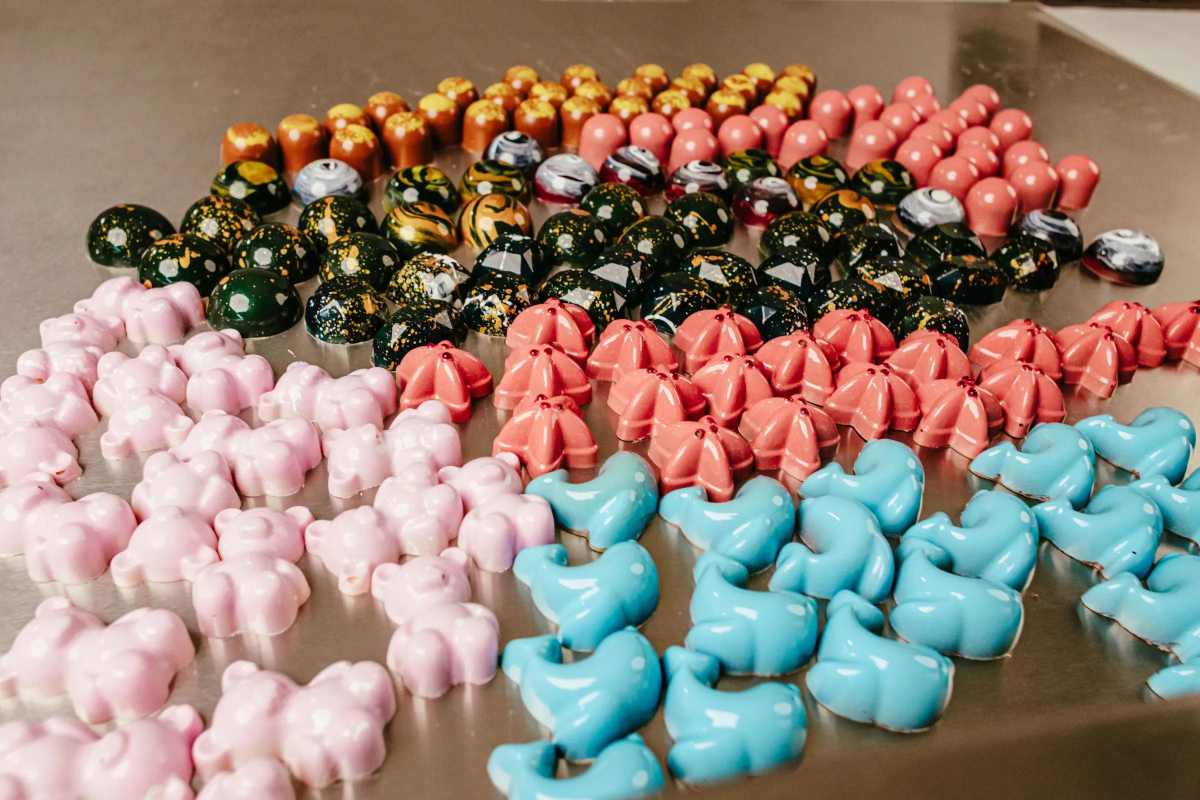 Handmade pralines and chocolate figures in many colours, for corporate gifts
