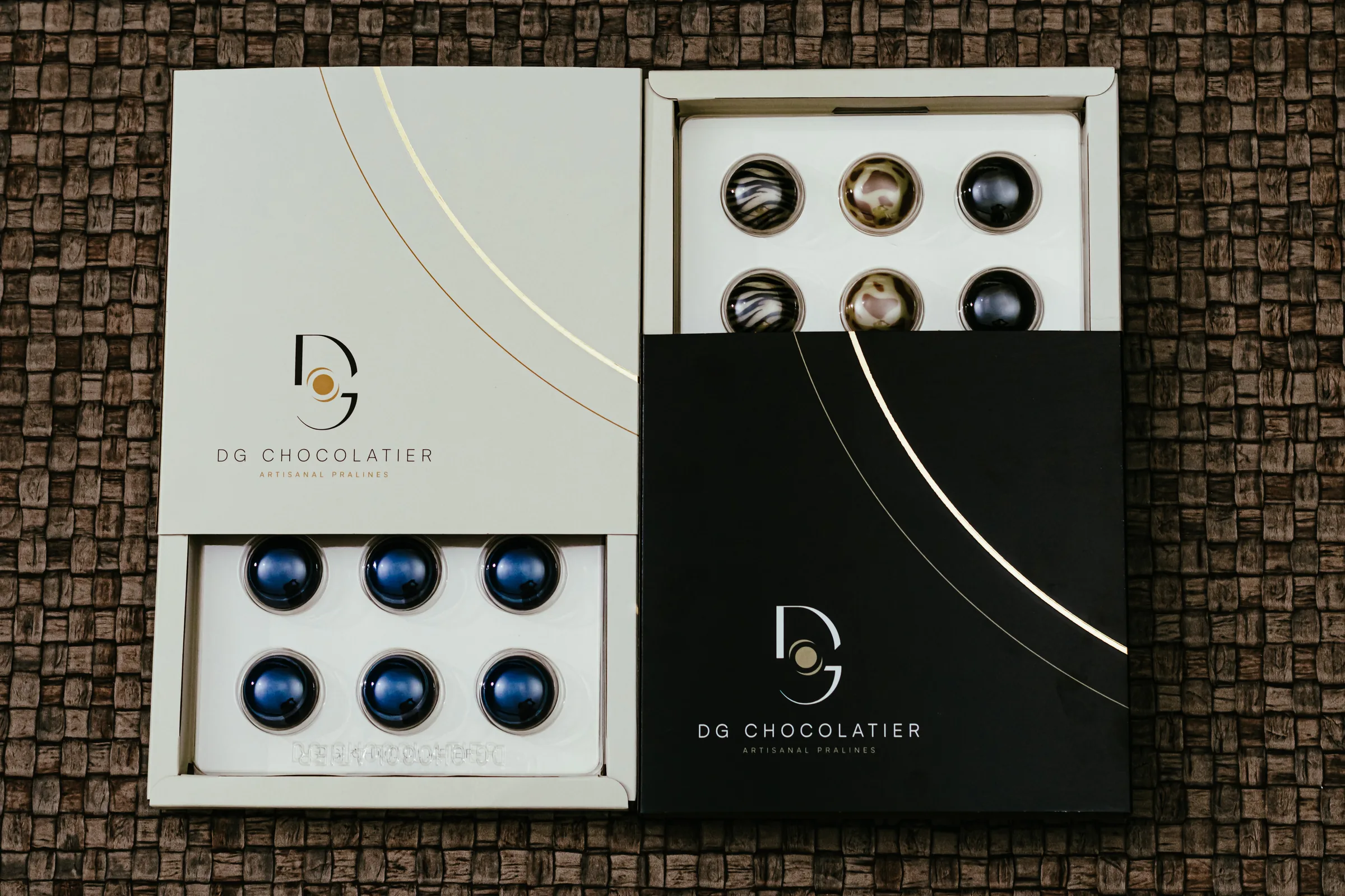 Две кутии со рачно изработени пралини DG Chocolatier, бела и црна